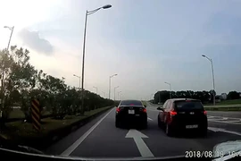 Video: Hoảng hồn ô tô con dừng đột ngột, suýt gây đại họa trên cao tốc