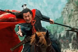 Tại sao các vị tướng xưa thường mặc áo choàng đỏ?