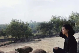 Nam thần khiến MXH dậy sóng vì combo "tóc dài, hình xăm, 6 múi và yêu động vật"