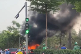 Xe tải bốc cháy dữ dội trên đường Võ Văn Kiệt, Hà Nội