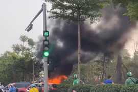 Xe tải bốc cháy dữ dội trên đường Võ Văn Kiệt, Hà Nội