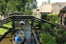 Sống chậm ở ngôi làng không có đường, đến nhà nhau phải chèo thuyền