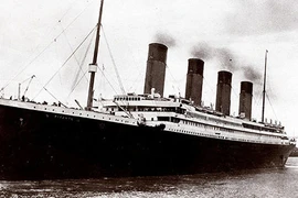 Nhiều người Mỹ tò mò đi thăm tàu Titanic chìm 100 năm dưới biển