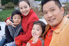 Con trai Jennifer Phạm rạng rỡ bên mẹ và em gái khi ở Việt Nam