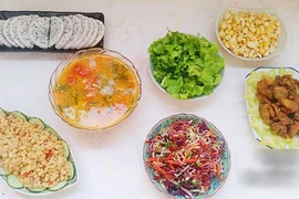 Thịt gà chiên giòn, trứng chưng giản dị mà ngon cho bữa cơm chiều