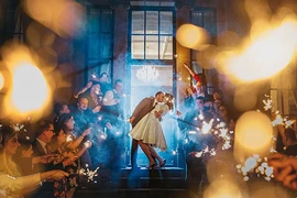 Ảnh cưới đẹp: Đời có bao nhiêu phút giây nghẹn ngào như thế?