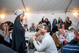 Cô gái bất ngờ với màn cầu hôn siêu lãng mạn của người yêu