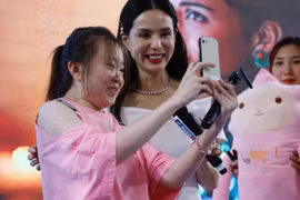 Biểu tượng sắc đẹp Cbiz bất chấp thời gian lộ mặt đơ như tượng sáp