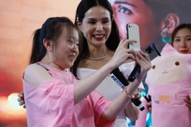 Biểu tượng sắc đẹp Cbiz bất chấp thời gian lộ mặt đơ như tượng sáp