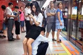 Bắt gặp hành động khó đỡ ở nơi công cộng