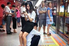 Bắt gặp hành động khó đỡ ở nơi công cộng