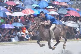 Hàng nghìn người đội nắng nóng xem đua ngựa ở Bắc Hà
