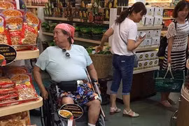 “Ông béo” làng võ thuật Hong Kong ngồi xe lăn đi chợ mua rau