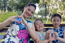 Con gái Hương Giang mặc áo mưa rửa bát, lý do đưa ra hết hồn