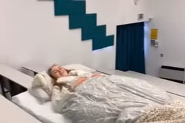 Muốn đi học sớm nhưng cũng muốn ngủ nướng, nữ sinh viên nghĩ ra độc chiêu