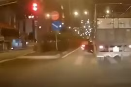 Video: Sang đường ẩu, người phụ nữ suýt tử vong dưới gầm xe tải