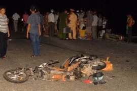 2 xe máy đâm nhau kinh hoàng, 5 người thương vong