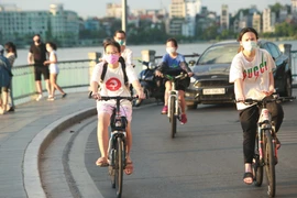 Trào lưu đạp xe bất ngờ nổi lên giữa mùa nóng nhất của Hà Nội