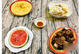 Gà om nấm, canh su hào hầm xương nóng hổi cơm chiều