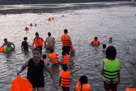 Nắng nóng kỷ lục, hàng trăm người "giải nhiệt" trên sông Đà