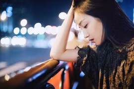 Nửa đêm mẹ chồng gõ cửa phòng vợ chồng tôi rồi xin ngủ cùng