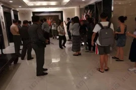 Khách Trung Quốc chen lấn tới mức thang máy đứt dây