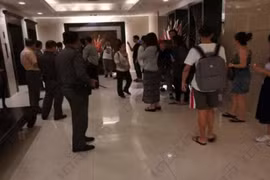 Khách Trung Quốc chen lấn tới mức thang máy đứt dây