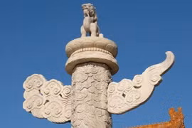 Quảng trường Thiên An Môn có 2 cột đá lớn, trên đầu còn có linh thú