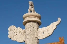 Quảng trường Thiên An Môn có 2 cột đá lớn, trên đầu còn có linh thú
