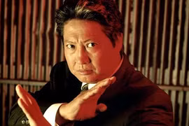 Hồng Kim Bảo U70 phải ngồi xe lăn đi chợ