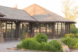 Hoảng hồn khi thấy thứ bọc trong túi treo trước cửa quán cà phê