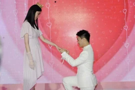 Siêu mẫu nội y diễn khi được con trai tỷ phú sòng bạc cầu hôn?