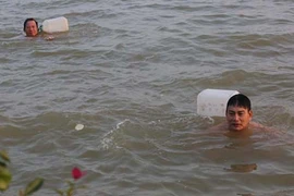 Video: Người Hà Nội tắm sông giữa trời rét 10 độ C từ mờ sáng