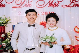 Nhan sắc bà xã Phan Văn Đức khiến dân mạng phải xuýt xoa