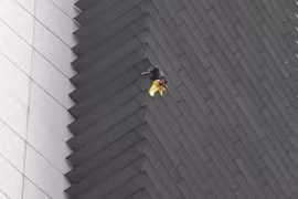 Video: Hãi hùng "người nhện" tay không leo tòa nhà 43 tầng