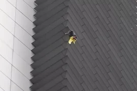 Video: Hãi hùng "người nhện" tay không leo tòa nhà 43 tầng