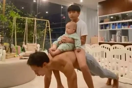 Ngắm đôi chân dài cực phẩm của con trai Hồ Ngọc Hà