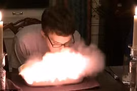 Video: Lửa bùng phát trong tiệc sinh nhật, la hét hoảng loạn