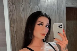 BB Trần chơi lớn diện quần nội y dây lọt khe