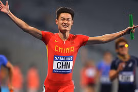 Nam vận động viên chạy 50 m nhanh hơn máy bay chiến đấu