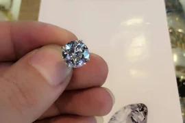 Tuấn Hưng đeo 7 tỷ trên tai làm quà sinh nhật cho mình 