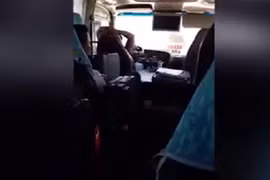 Tài xế gác hai tay sau gáy, lái ô tô bằng chân