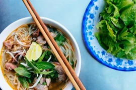 Video: Quán ăn vỉa hè 7 ngày bán 7 món hút khách ở TP.HCM