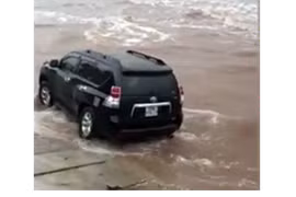 Video: Nam thanh niên lái xe “ba tỷ tư” đùa giỡn với hiểm nguy