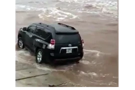 Video: Nam thanh niên lái xe “ba tỷ tư” đùa giỡn với hiểm nguy