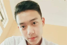 "Soái ca áo trắng" được hội chị em tìm kiếm sau bức ảnh chụp lén