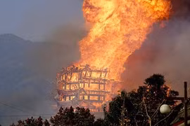 Video: Tháp gỗ cao nhất châu Á cháy rừng rực trong biển lửa