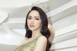 Hoa hậu Hương Giang làm gì với chiếc đồng hồ vừa mua từ BTV Ngọc Trinh?