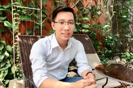 Thầy giáo gây sốt khi dịch lời Độ ta không độ nàng sang tiếng Anh