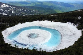 Hồ mắt rồng huyền diệu chỉ xuất hiện vào mùa xuân ở Nhật Bản